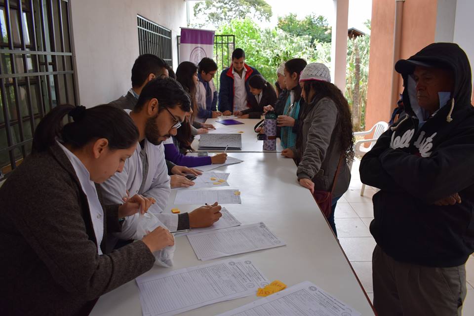 ATENCIÓN DERMATOLÓGICA MASIVA POR DOCENTES CON ACOMPAÑAMIENTO DE ALUMNOS DE LA F.C.M.