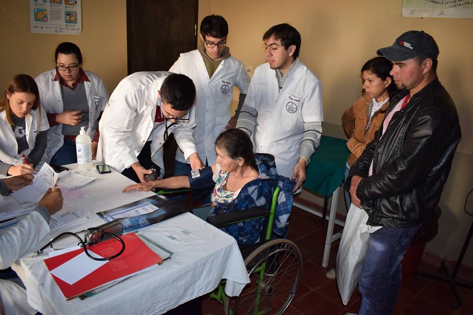 ATENCIÓN MÉDICA MASIVA EN R.I. 3 CORRALES POR DOCENTES Y ALUMNOS DE F.C.M.