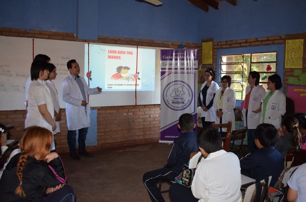 POSITIVA REPERCUSIÓN DE LAS CHARLAS, REALIZADAS EN INSTITUCIONES  EDUCATIVAS POR ALUMNOS DE FCM.