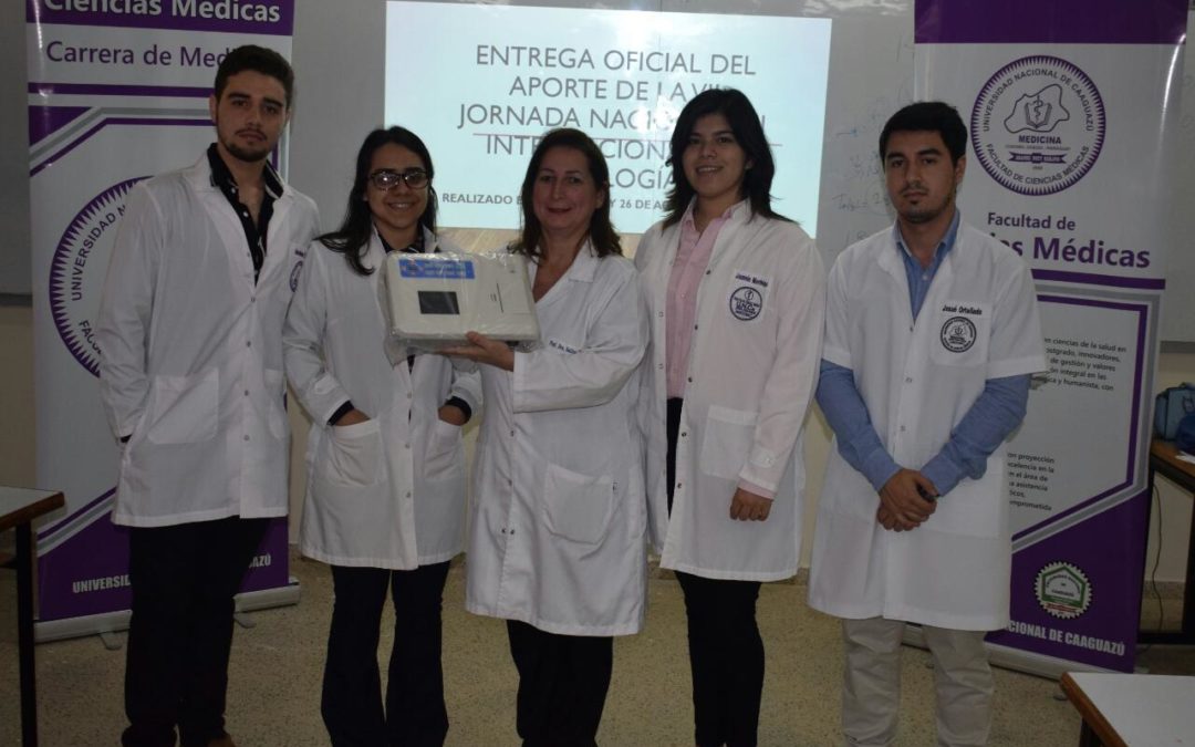 DONACIÓN DE ELECTROCARDIOGRAMA REALIZADO POR COMISIÓN DE JORNADA DE FISIOLOGÍA A FCM.