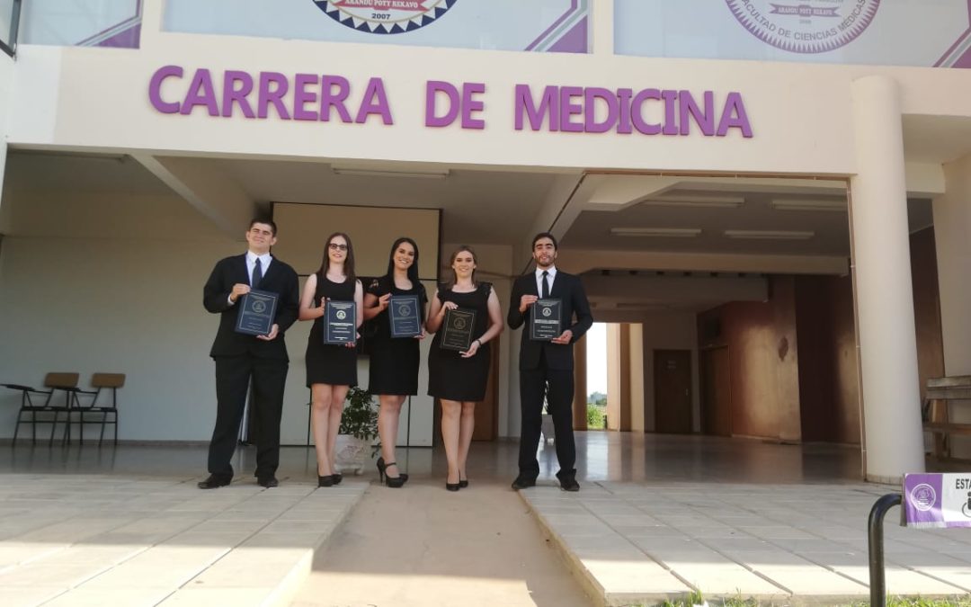 GRADUACIÓN DE 5 FLAMANTES MÉDICOS CIRUJANOS EN FCM.-